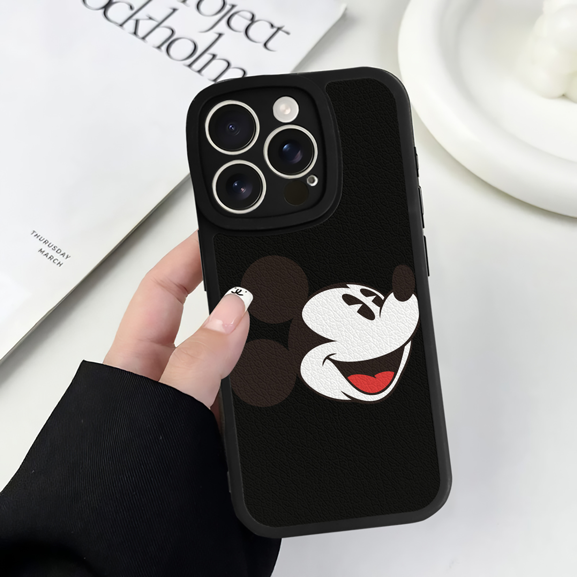 （画像用） ミッキーマウス Mickey Mouse 【iPhone 16シリーズ対応】シリコンスマホケース（レザー調） 材質：シリコン